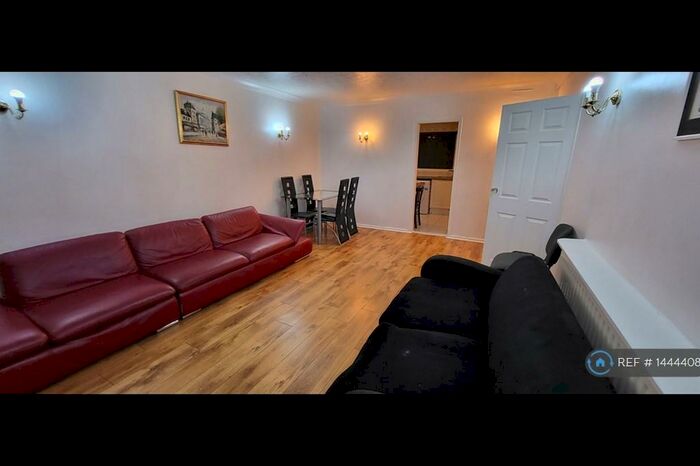 2 Bedroom Flat To Rent In Cavendish Court, Salford, M7