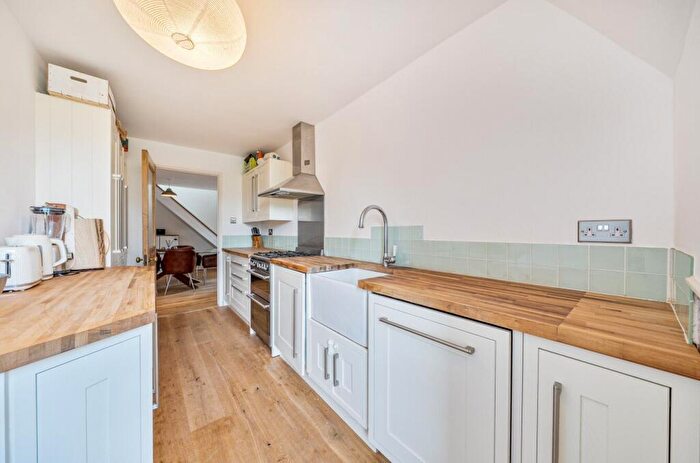 2 Bedroom Apartment For Sale In Picketts Lane, Redhill, RH1