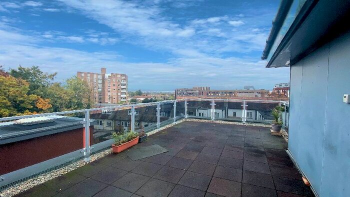 2 Bedroom Flat To Rent In Woodcote Road, Wallington, Surrey, SM6