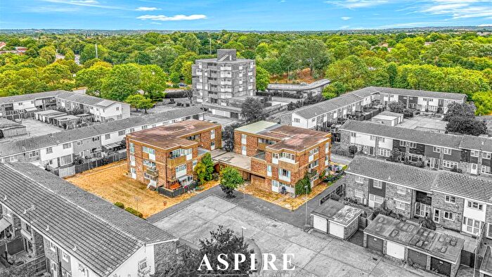 2 Bedroom Flat For Sale In Rose Acre, Basildon, SS14