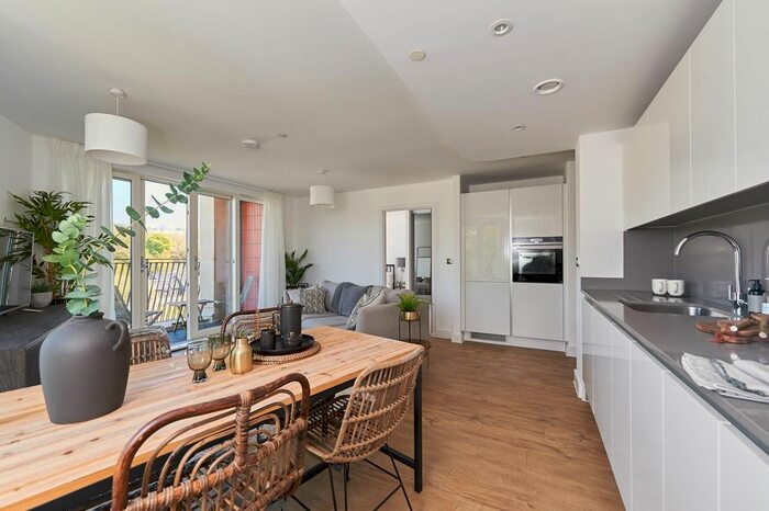 2 Bedroom Flat To Rent In Sovereign Point, Midland Road, Bath, BA2