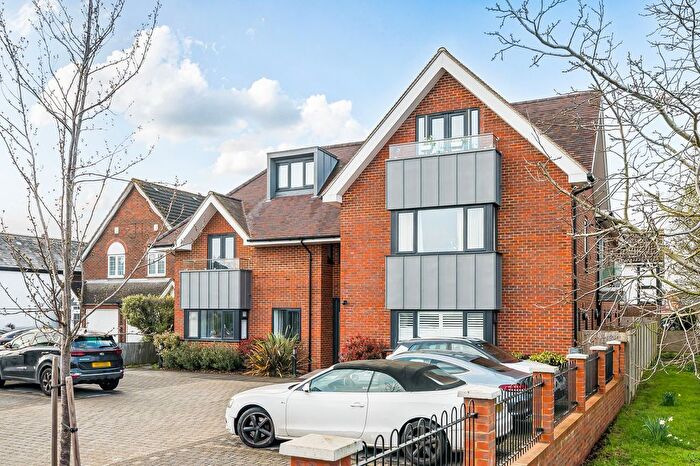 2 Bedroom Flat For Sale In Ruxley Lane, Epsom, KT19
