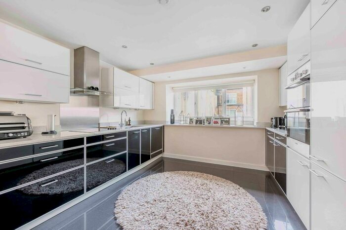 2 Bedroom Flat To Rent In Carelia Court, Graham Road, Chiswick, London, W4