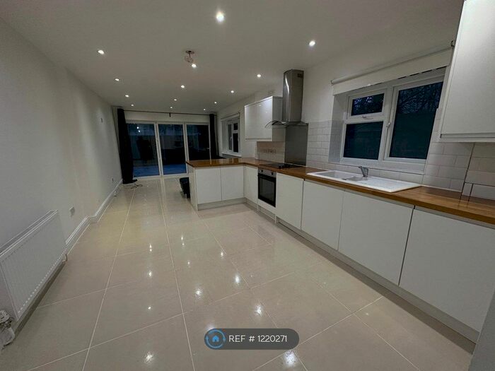 2 Bedroom Flat To Rent In Fernlea Road, London, SW12