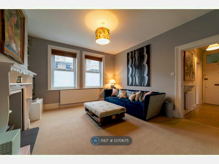 2 Bedroom Flat To Rent In Heathfield Square, London, SW18