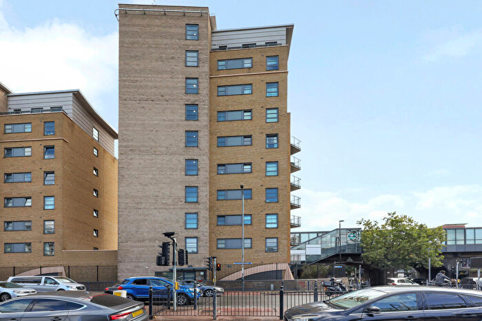 2 Bedroom Flat For Sale In Commercial Road, E14