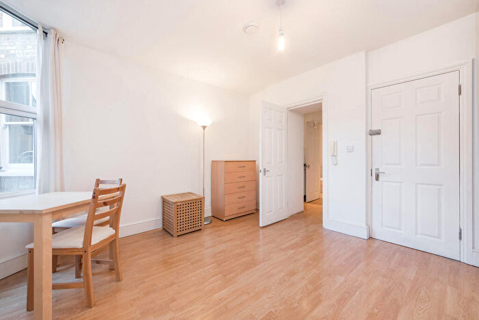 Apartment To Rent In Tetherdown, Muswell, London, N10