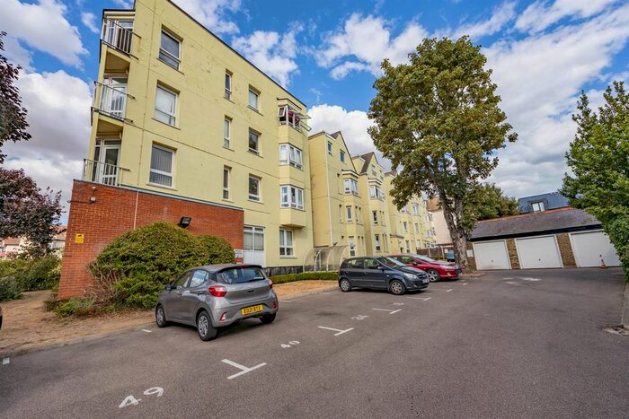 3 Bedroom Flat To Rent In Burleigh Court, Station Road, Westcliff-On-Sea, SS0