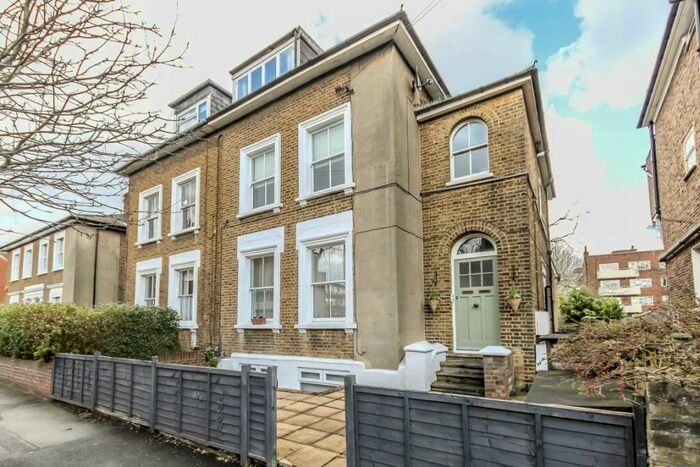 2 Bedroom Flat To Rent In King Charles Road, Surbiton, KT5