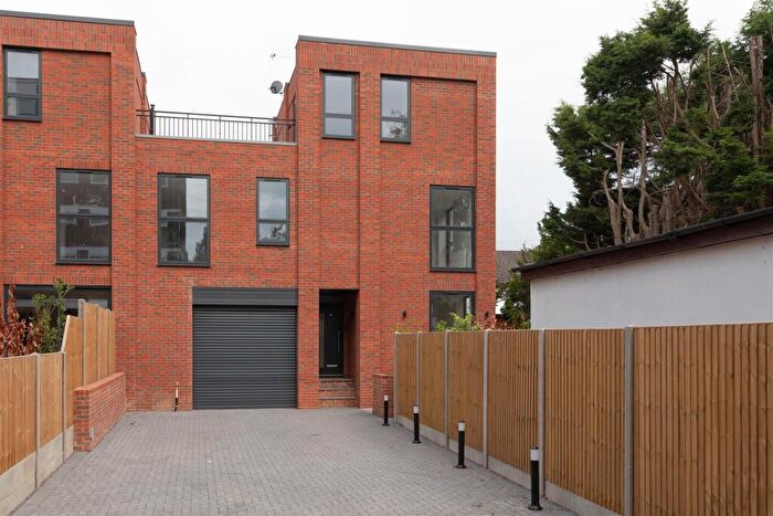 4 Bedroom Terraced House For Sale In Lynwood Close, South Woodford, E18