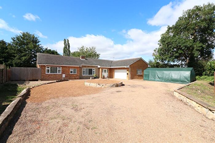 4 Bedroom Detached Bungalow For Sale In Newton Road, Rushden, NN10