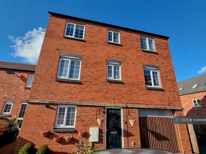 4 Bedroom Semi-Detached House To Rent In Kevin Wood Close, Leicester, LE4