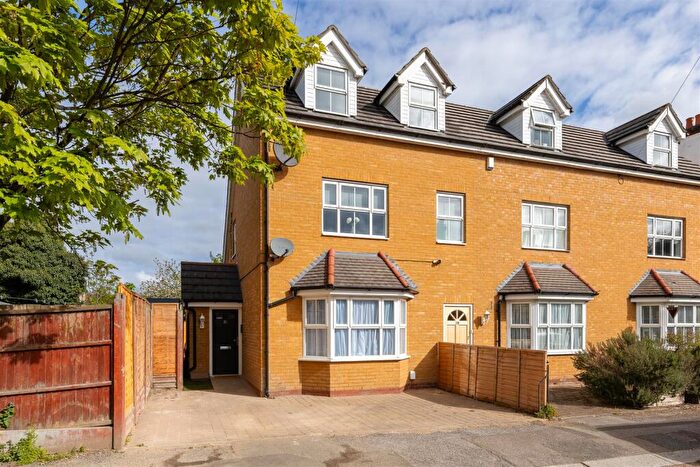 3 Bedroom Apartment To Rent In Thornhill Road, Leyton, E10