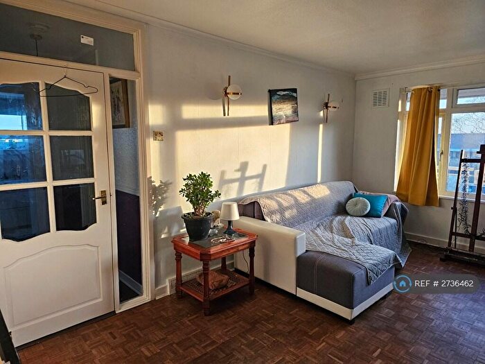 3 Bedroom Flat To Rent In Brecon Court, London, SE9