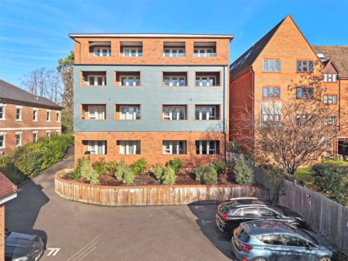 2 Bedroom Flat For Sale In Station Road, Leatherhead, Surrey, KT22