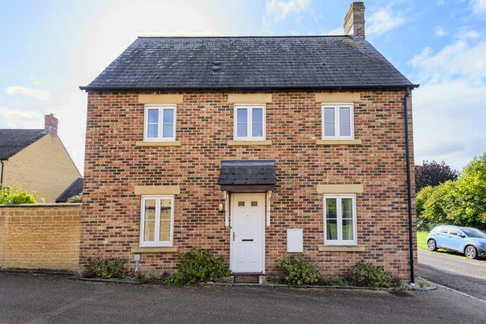 3 Bedroom Semi-Detached House To Rent In Blackthorn Mews, Carterton, OX18