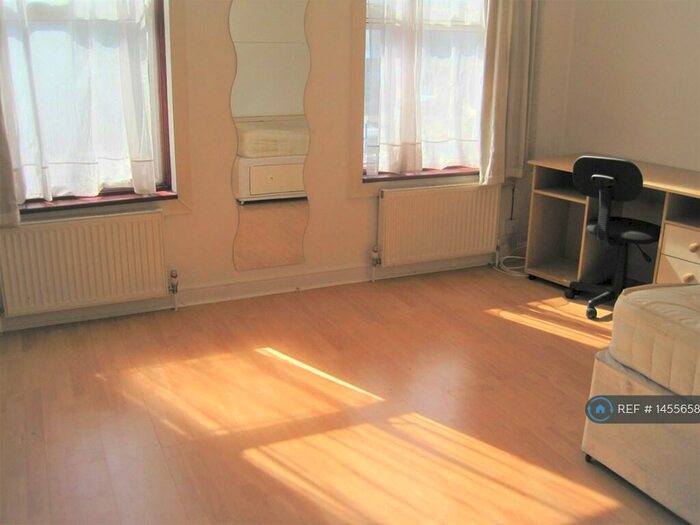 3 Bedroom Flat To Rent In Vicarage Lane, London, E15