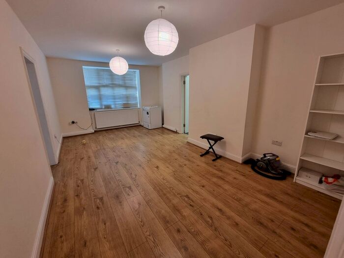 2 Bedroom Flat To Rent In Marina Court, Alfred Street, Bow, London, E3