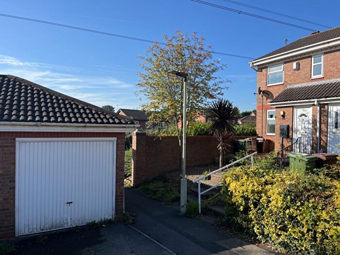 2 Bedroom Town House To Rent In Belfry Court, Wakefield, WF1