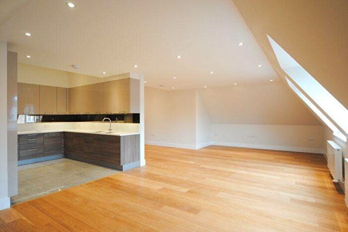 2 Bedroom Flat To Rent In Beechcroft Avenue, Golders Green, NW11