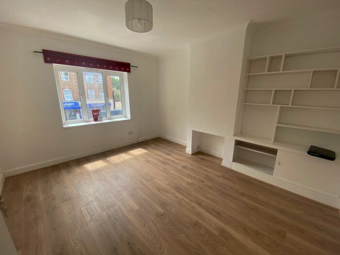 3 Bedroom Flat To Rent In Bowes Road, London, N11
