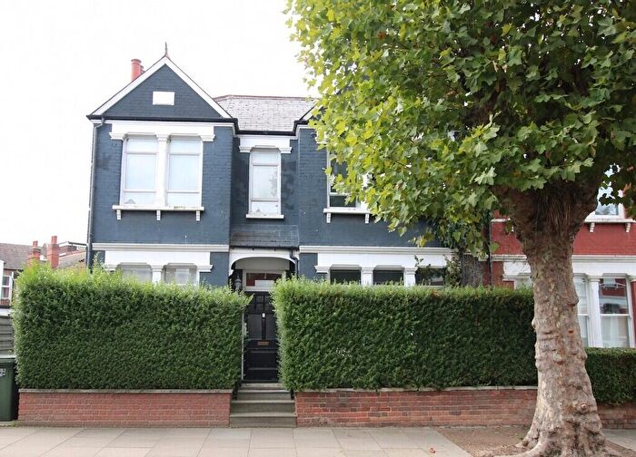 3 Bedroom Semi-Detached House To Rent In Cedar Road, London, NW2