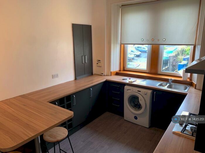 1 Bedroom Flat To Rent In Castle Gardens, Gourock, PA19