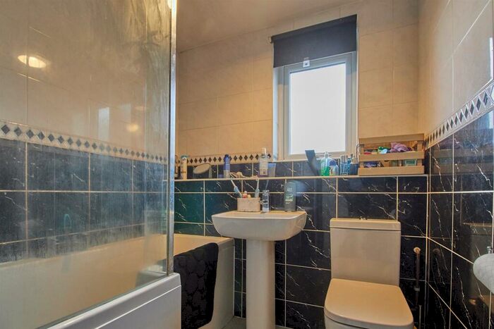 2 Bedroom Flat For Sale In Clifton Court, Hinckley, LE10