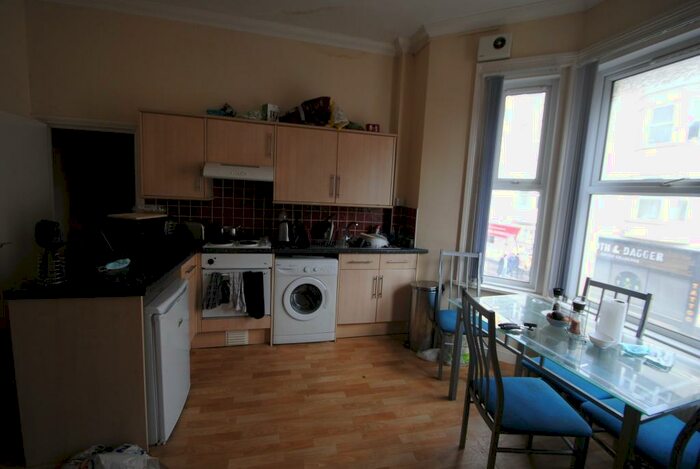 2 Bedroom Flat To Rent In Bedroom Student Flat In Lansdowne, BH1