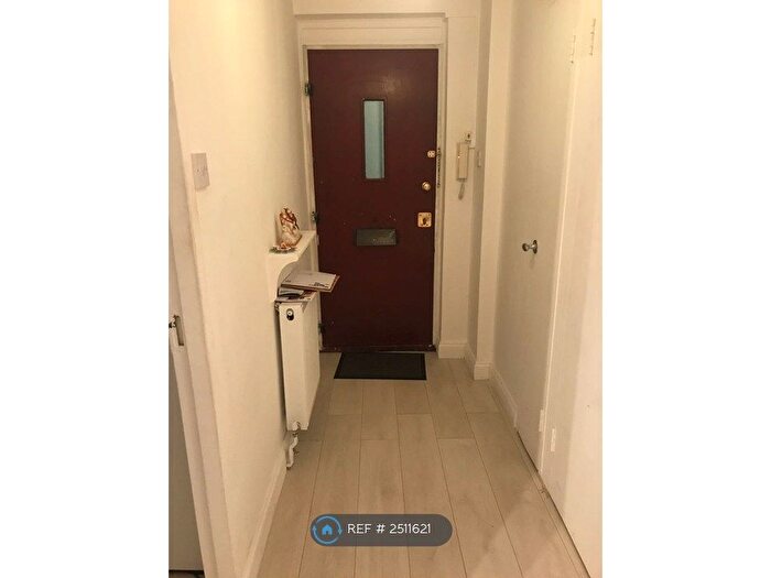 3 Bedroom Flat To Rent In Emberton Court, London, EC1V