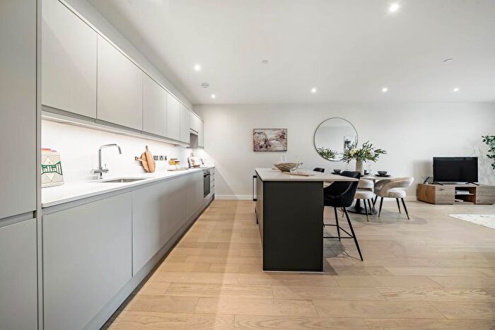 Apartment To Rent In Chertsey, Surrey, KT16