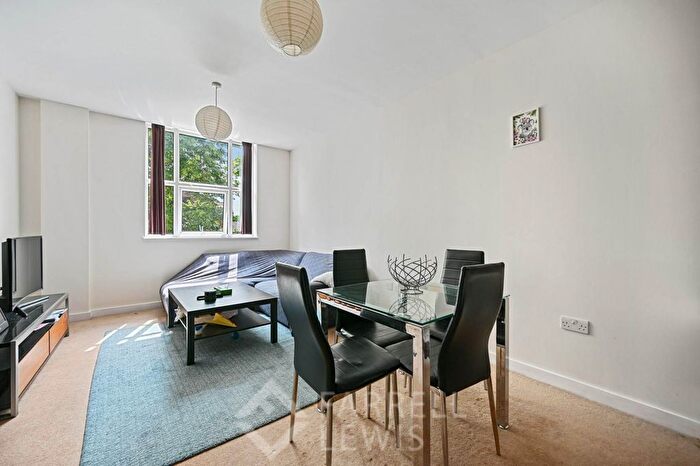 3 Bedroom Flat To Rent In Bromyard Avenue, Acton, W3
