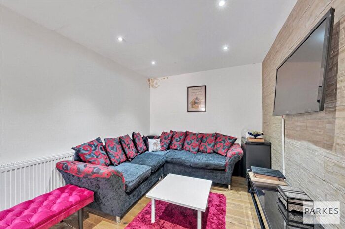 2 Bedroom Apartment To Rent In Cotswold Gardens, London, NW2