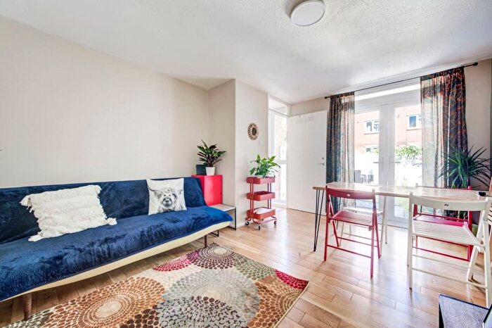 3 Bedroom Flat To Rent In Langdale Close, London, Uk, London, SE17