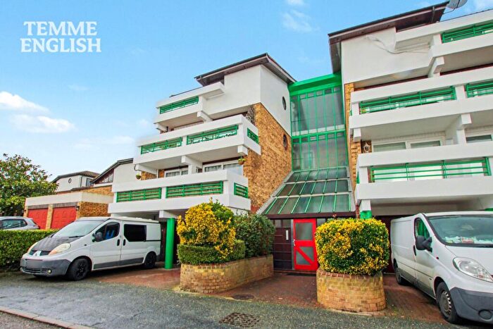 2 Bedroom Flat For Sale In The Vale, Basildon, SS16