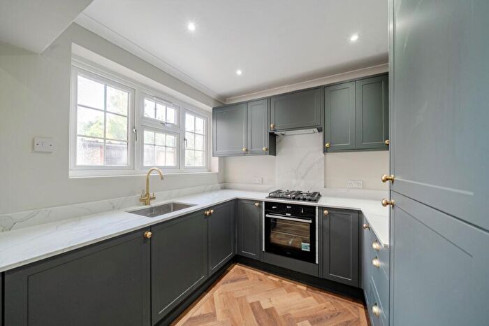 3 Bedroom Semi-Detached House To Rent In Edgebury Chislehurst, BR7