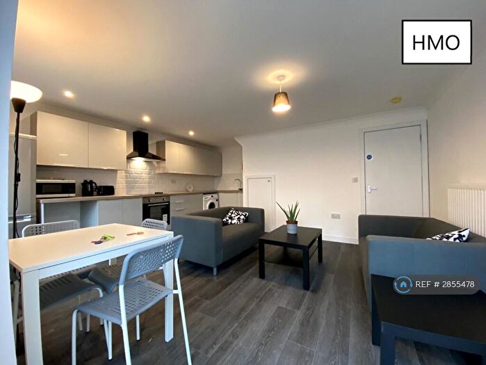 4 Bedroom Maisonette To Rent In Hmo Glenfinnan Drive, Glasgow, G20