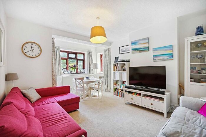 3 Bedroom Flat To Rent In Poynders Gardens, London, SW4
