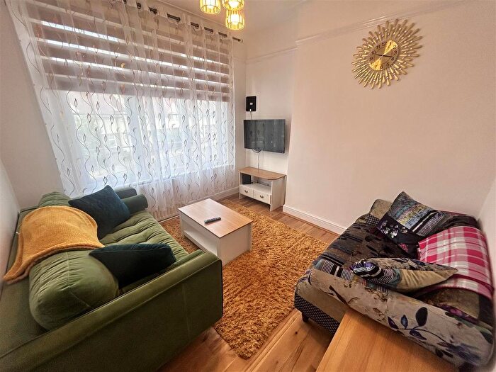2 Bedroom Flat To Rent In Russell Avenue, London, N22