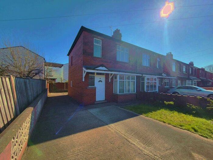 3 Bedroom Semi-Detached House To Rent In The Avenue, Dewsbury, WF13