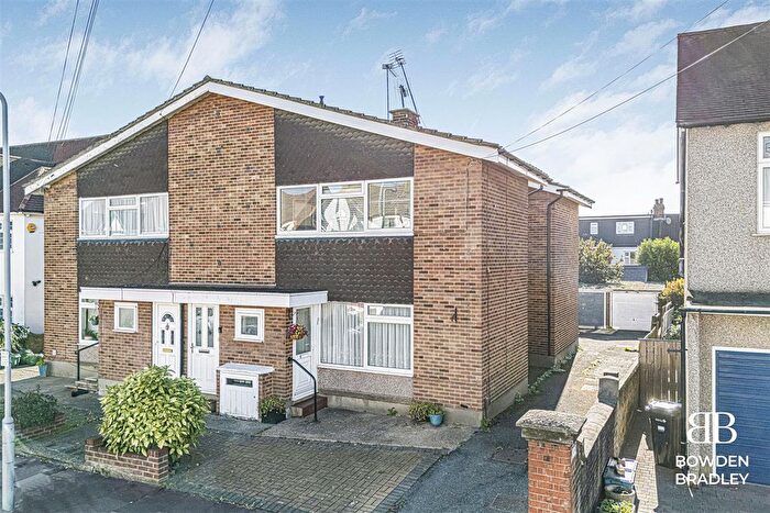 2 Bedroom Maisonette For Sale In Hamilton Avenue, Barkingside, IG6