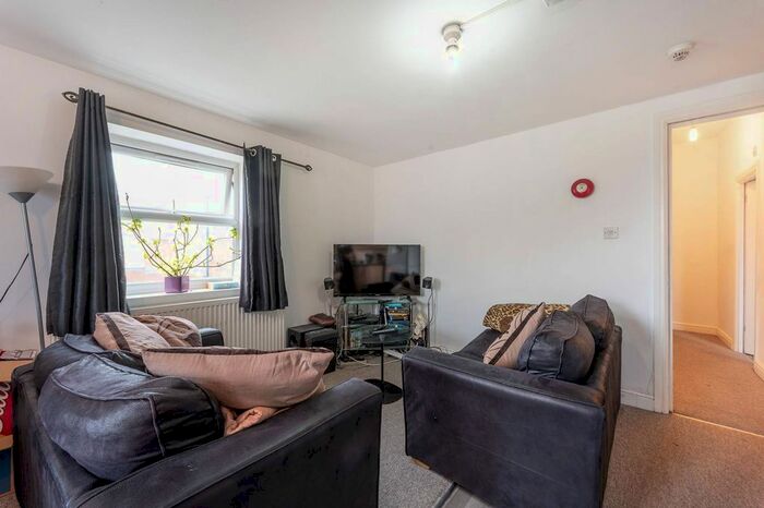 3 Bedroom Flat To Rent In Horn Lane, Acton, London, W3