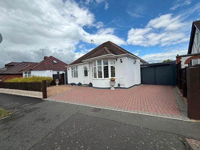 2 Bedroom Detached Bungalow For Sale In Wycombe Way, Luton, LU3
