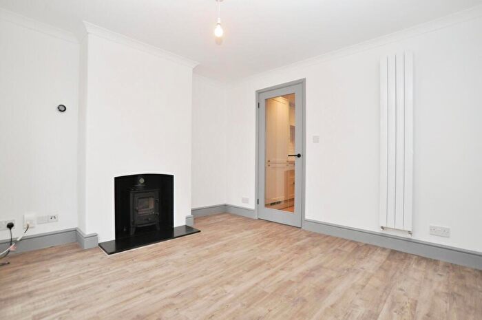 2 Bedroom Character Property To Rent In Hitchin Road, Arlesey, SG15