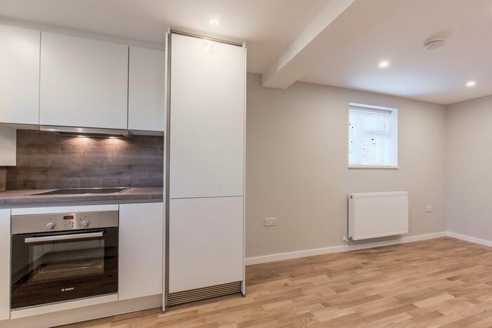 1 Bedroom Flat To Rent In Hoe Lane, Enfield, EN1