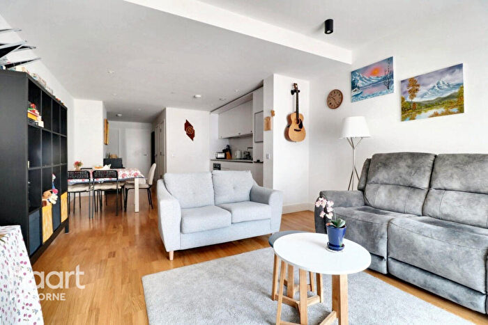 2 Bedroom Apartment For Sale In South Loop Green, Birmingham, B16