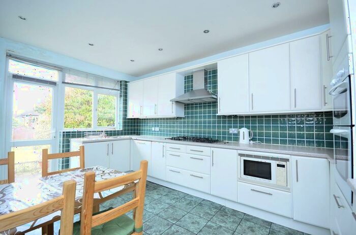 4 Bedroom Detached House To Rent In Edgeworth Avenue, Hendon, London, NW4