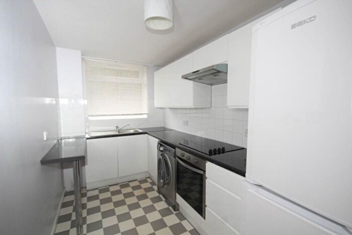 2 Bedroom Flat To Rent In Firsgrove Crescent, Brentwood, Essex, CM14