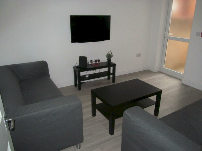 6 Bedroom Terraced House To Rent In Grange Avenue, Reading, Berkshire, RG6