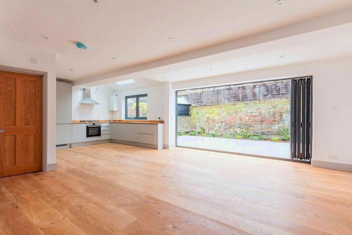 2 Bedroom Flat To Rent In Bicknell Road, Camberwell, London, SE5